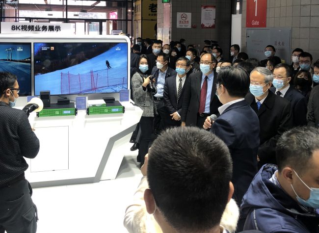 △ 联通研究院副院长迟永生、联通副总经理买彦州，高通中国区董事长孟樸和GSMA高级顾问王建宙参观TVU展示方案
